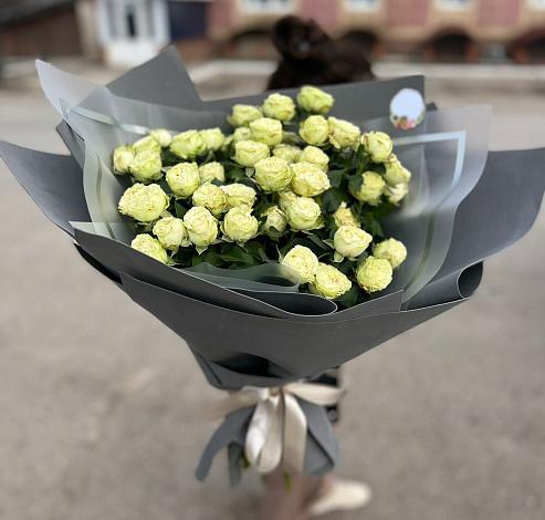 Букет Белые кустовые розы Солинеро в Алнаши