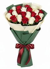 Букет Микс из красных и белых роз в Алнаши