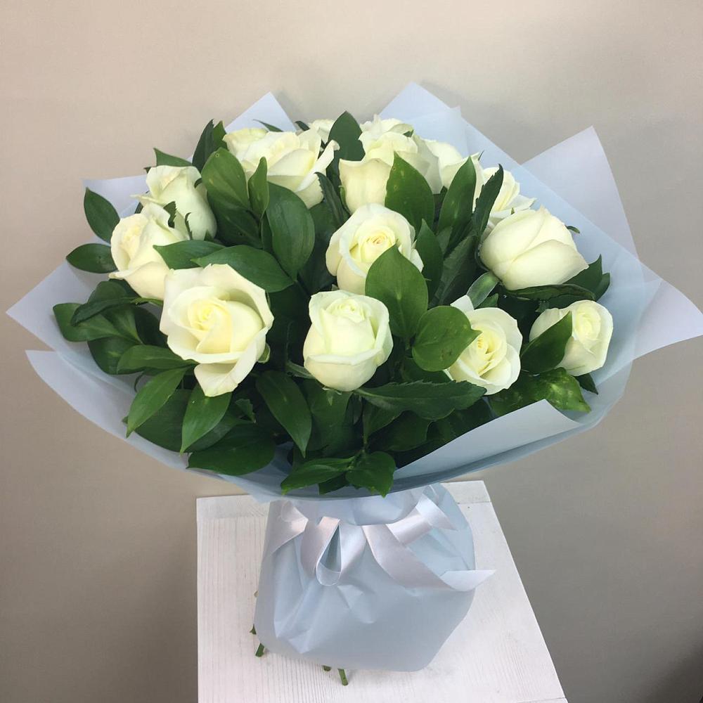 Букет 15 Белых роз Проуд в Алнаши