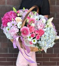 Композиция солнечный день в Алнаши Цветочная композиция из Розы, Хризантемы, Пионы и Лизиантусы в корзине в Алнаши