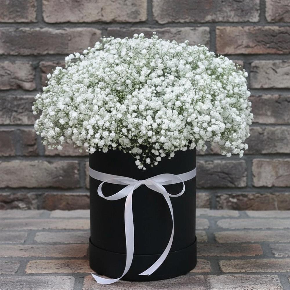 Цветочная композиция из Гипсофила в шляпной коробке в Алнаши