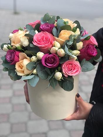 Цветочная композиция из Розы в шляпной коробке в Алнаши