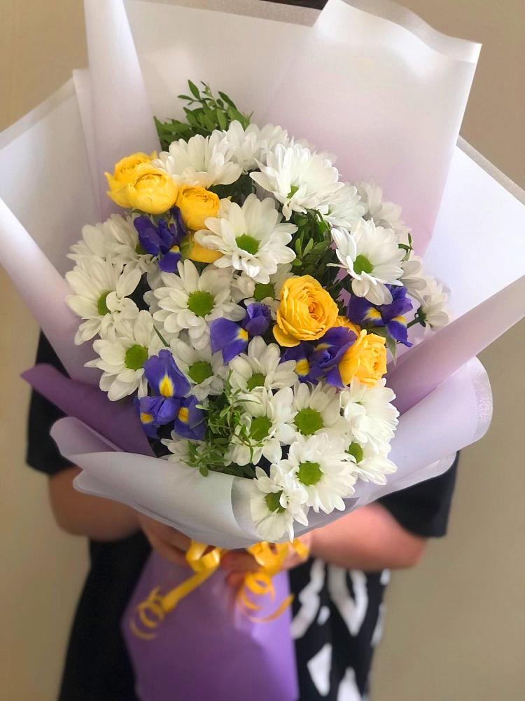 Букет цветов из: Ирисы, Хризантемы и Розы в Алнаши